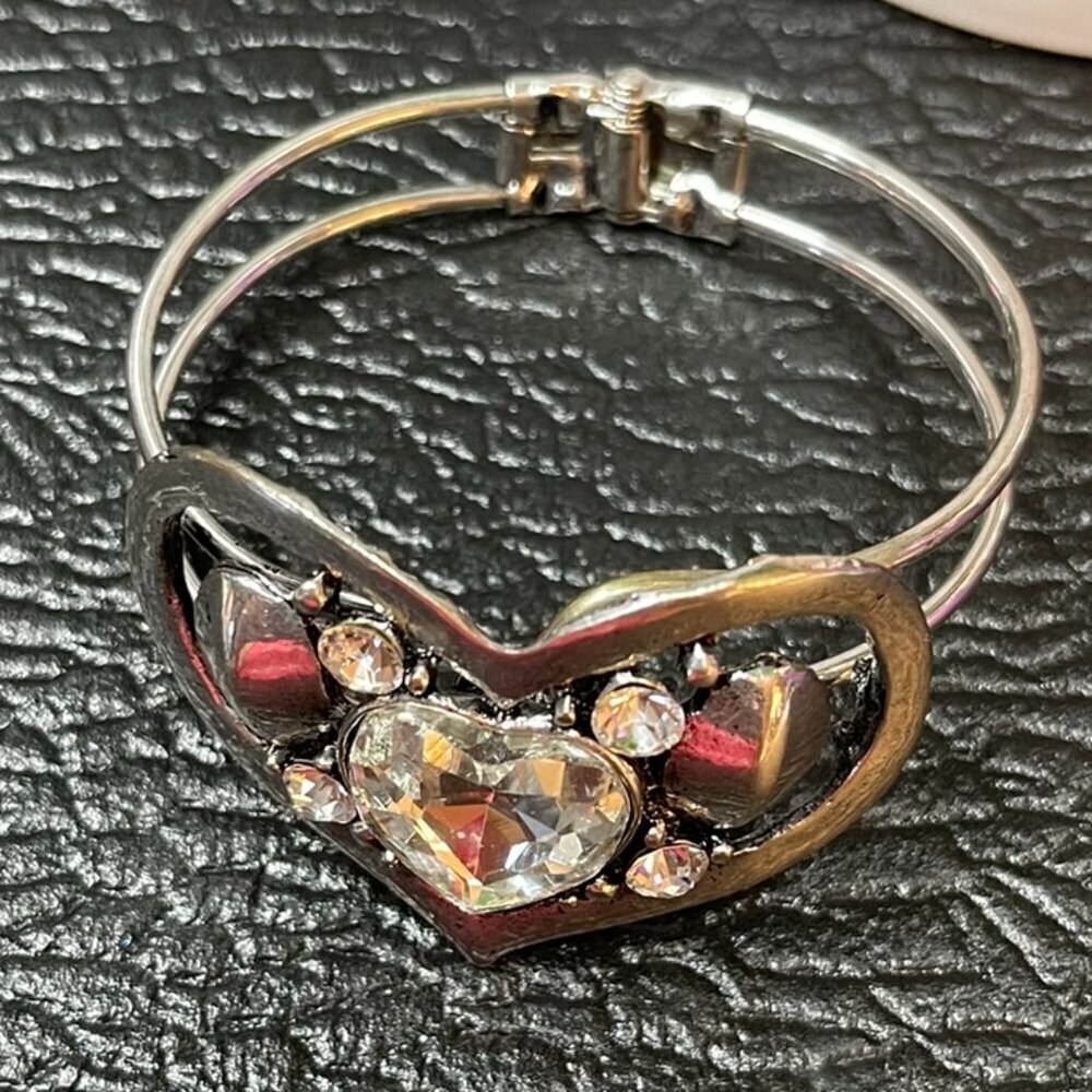 SOLD!! Silver and Rhinestone Heart Bracelet - New (198) - Picture 7 of 7